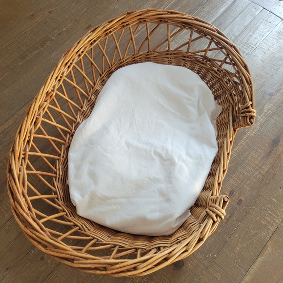 Wicker Oval Pet Bed With Lowered Side Entrance & Criss-cross Details - Picture 3 of 7